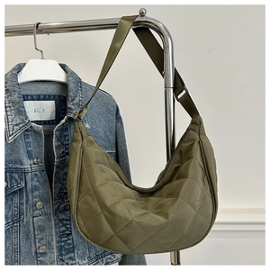Détail du sac croissant vert armée avec matelassage en losange et large bandoulière