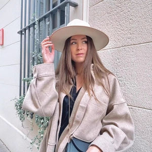 Veste longue beige en laine pour femme avec chapeau à larges bords élégant