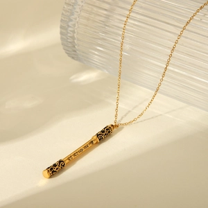Collier avec pendentif bâton doré Ruyi Jingu Bang, détails en émail noir et gravures