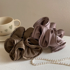Elastici per capelli vintage in raso marrone e rosa antico con collana di perle elegante
