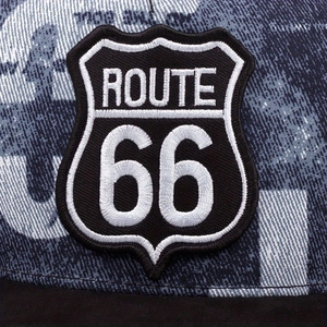 Dettaglio del ricamo Route 66 e della trama in denim sul cappellino a tesa piatta