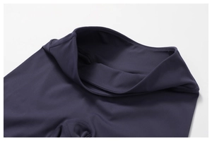 Gros plan détaillé de la taille haute croisée du short de yoga violet foncé recyclé