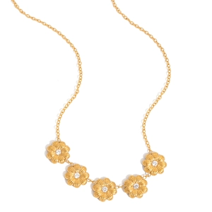 Détail du collier en acier doré 18K avec cinq pendentifs marguerites sertis de zircons