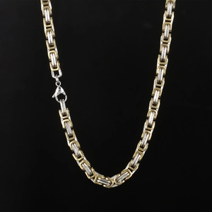 Détail macro d'une chaîne royale byzantine bicolore or et argent polie pour hommes