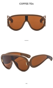 Dettaglio occhiali da sole punk oversize color caffè con accenti dorati e montatura spessa