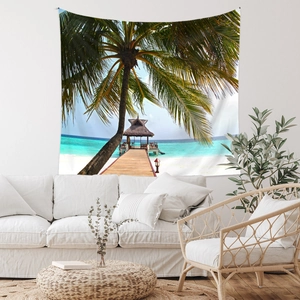 Détail de tapisserie de plage tropicale suspendue au-dessus d'un canapé bohème moderne