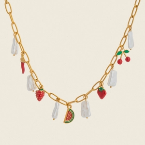Détail des breloques fruits comme la fraise et la cerise sur un collier de perles doré