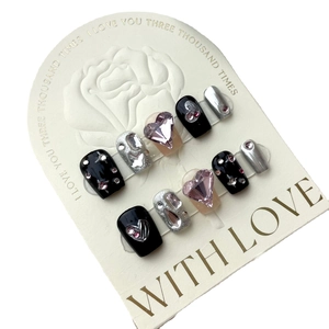 Unghie press-on nere e argento con cristalli a cuore rosa e dettagli glitterati