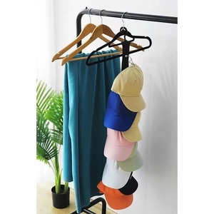 Organizador vertical de gorras con clips para varias gorras de béisbol en una barra