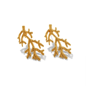 Détail de boucles d'oreilles dorées irrégulières en branche de corail texturée