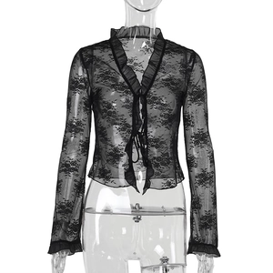 Détail de gilet en dentelle florale avec fermeture à lacets et bordure à volants sur blanc