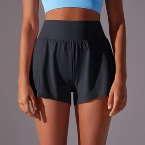 Détail du short de sport noir taille haute avec ceinture gainante et tissu à séchage rapide