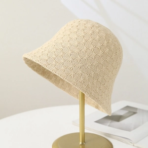 Dettaglio cappello bucket beige con trama a maglia a nido d'ape di alta qualità