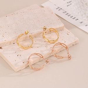 Détail de boucles d'oreilles créoles à maillons en or 18 carats et or rose