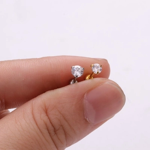 Foto macro de pendientes de acero de titanio con circonitas redondas microengastadas