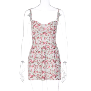 Vista detallada de un mini vestido floral con tirantes finos y escote corazón