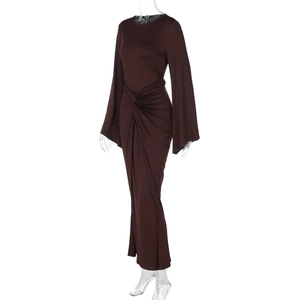 Détail de la taille torsadée et de la texture plissée sur une robe maxi marron à manches