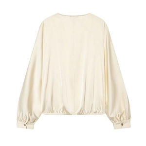 Chemise en satin ivoire pour femme avec vue arrière et texture soyeuse brillante