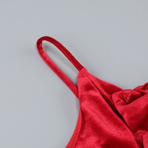 Gros plan détaillé des bretelles en velours rouge et de l'encolure à texture douce