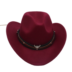Dettaglio cappello da cowboy in feltro bordeaux con ornamento testa di toro in argento