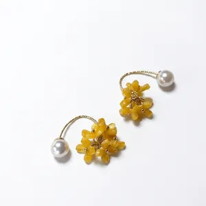 Boucles d'oreilles dorées élégantes avec fleurs en résine et perles blanches
