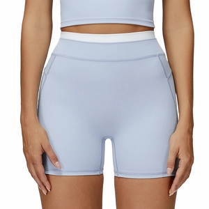 Short de yoga bleu clair à taille haute avec ceinture blanche côtelée pour le fitness