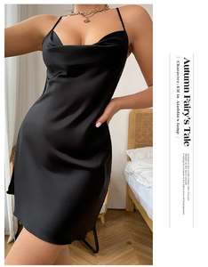 Gros plan sur une robe nuisette en satin noir avec décolleté bénitier et fines bretelles