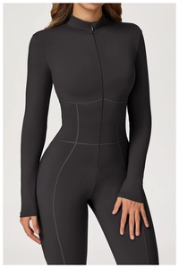 Détail du body noir à manches longues montrant la taille ajustée et le zip frontal