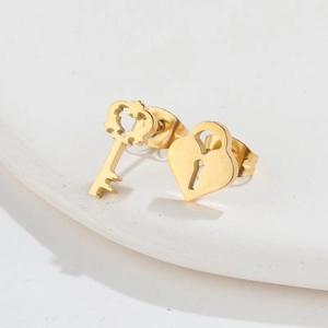 Polierte goldene Herzschloss und Schlüssel Ohrstecker aus Edelstahl auf Tablett