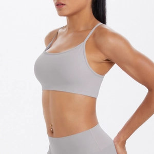 Détail de la brassière de sport gris clair avec fines bretelles et tissu élastique