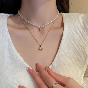 Ensemble de 2 colliers superposés avec perles et pendentif cœur doré pour femme