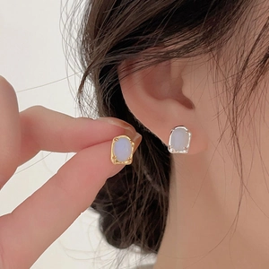 Minimalist irregular stud earrings with opalescent stones in gold and silver finish