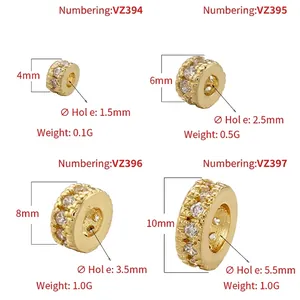 Comparaison de tailles de perles d'espacement en laiton doré avec zircons cubiques