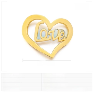 Détail du pendentif cœur évidé avec gravure 'Love' en acier inoxydable doré poli