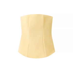 Détail d'un haut bustier plissé jaune pâle avec coupe ajustée et tissu au fini mat