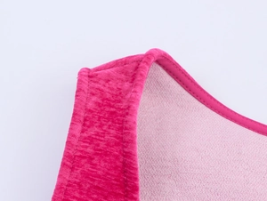 Detail des rosa ärmellosen Kleides mit Nähten an den Schultergurten und weicher Textur