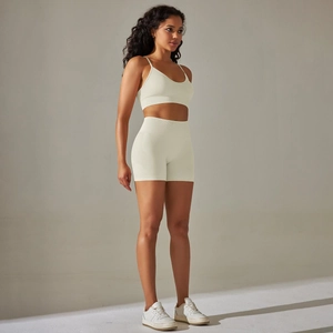 Detail eines cremefarbenen Rippstrick-Yoga-Sets mit V-Ausschnitt-BH und High-Waist-Shorts
