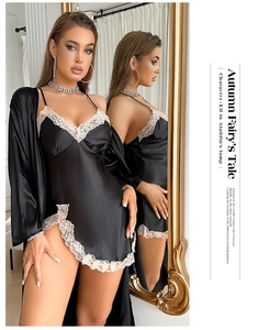 Détail d'un ensemble de nuit en satin noir avec bordure en dentelle blanche et col en V