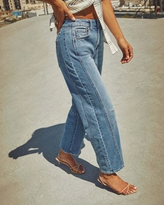 Dettaglio delle cuciture a contrasto e texture denim su jeans casual a gamba dritta