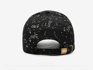 Détail de la boucle en métal réglable et motifs éclaboussures sur casquette noire