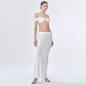 Détails de l'ensemble deux pièces en satin blanc avec manches drapées et jupe sirène