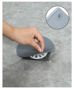 Filtro per lavandino in silicone grigio con ventose posizionato sullo scarico