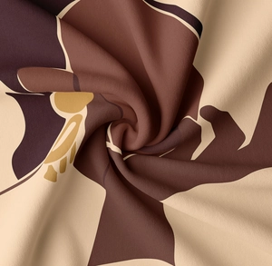 Detailaufnahme des Stoffes mit abstraktem Druck, feiner Textur und weichem Fall