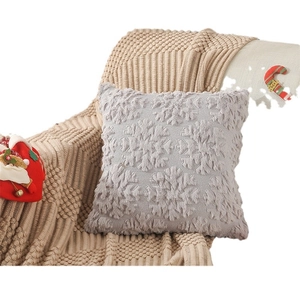 Fodera per cuscino natalizio in peluche grigio con fiocchi di neve su coperta morbida