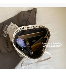 Vue de dessus du grand intérieur du sac cabas léopard contenant un ordinateur et des accessoires