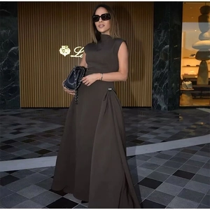 Robe longue élégante gris foncé sans manches à col montant avec plis drapés latéraux