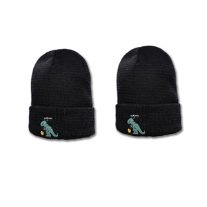 Bonnet en maille noire avec broderie dinosaure vert et fleur pour un style mode