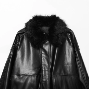Veste en similicuir noir pour femme avec col amovible en fausse fourrure épaisse sur blanc