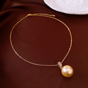 Détail du collier pendentif perle plaqué or 18K avec zircon sur fond de velours