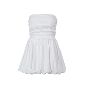 Élégante robe mini bustier blanche avec jupe boule plissée en coupe trapèze pour un look chic